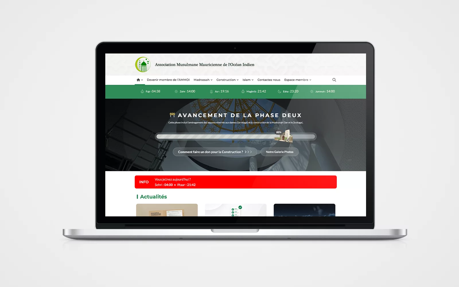 Site internet de l’AMMOI affiché sur ordinateur avec suivi de l’avancement des travaux