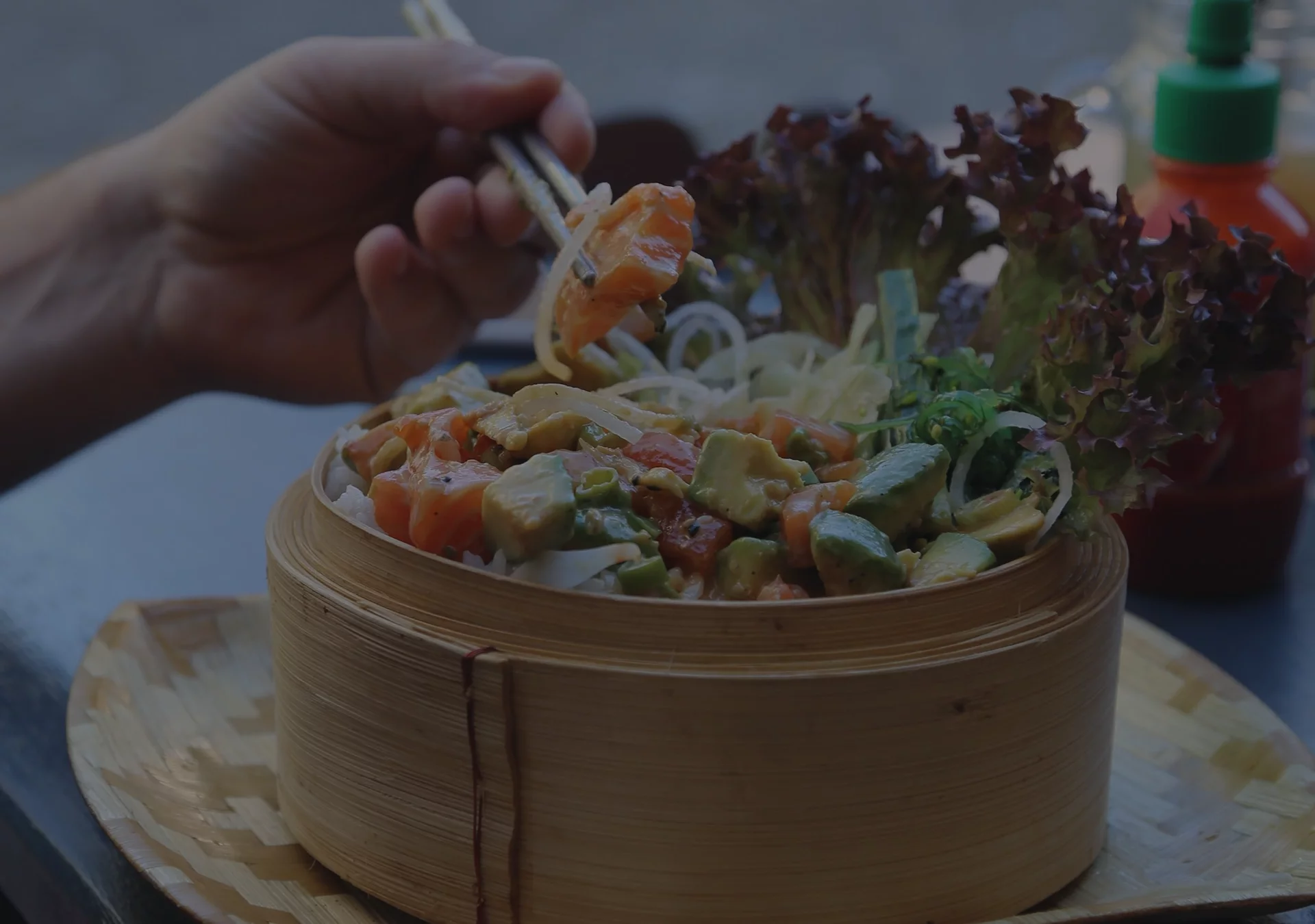 Logo Poke Bowls Homemade et écrans de menu digitaux installés dans le restaurant