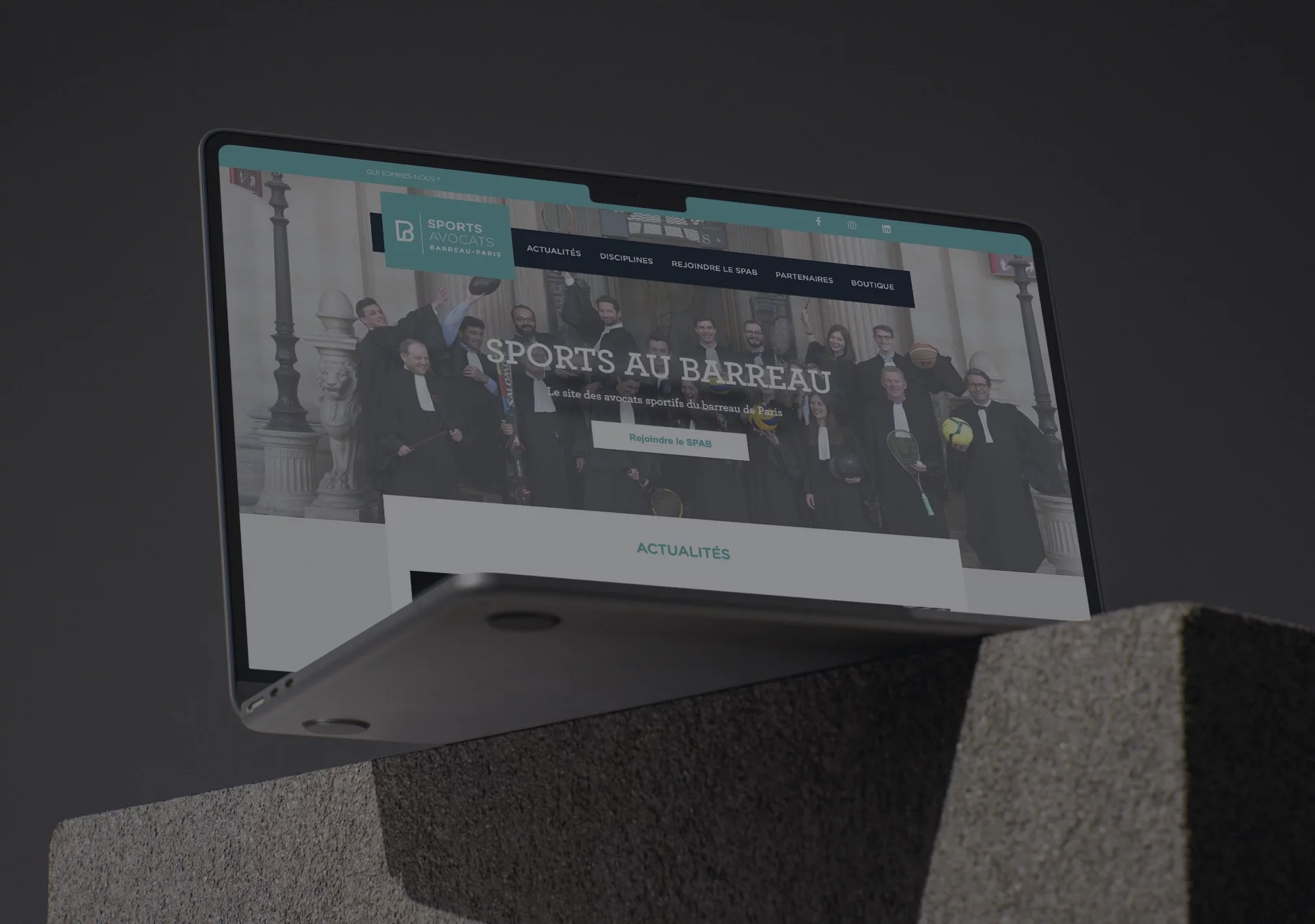 Site internet de Sports au Barreau de Paris présenté sur ordinateur avec les actualités.